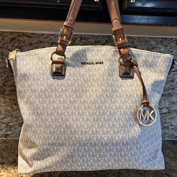 Michael Kors - Picture 3 of 7